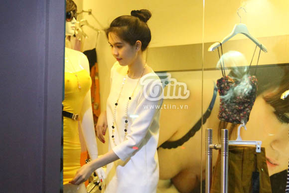 Diện một chiếc váy màu trắng và không trang điểm, trông Ngọc Trinh khá giản dị nhưng vẫn rất cuốn hút. (Theo Tiin)