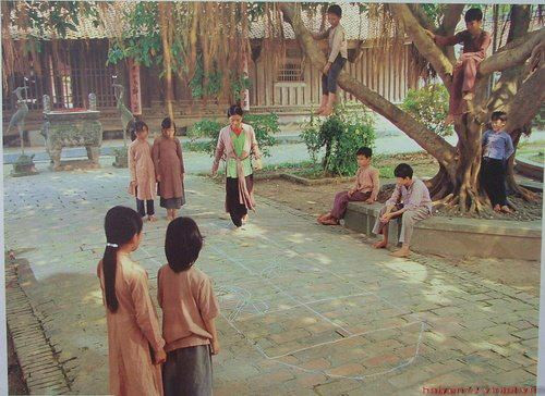 Chơi nhảy cò cò. Một khoảng sân rộng với những đôi chân trần thoăn thoắt di chuyển, ấu thơ hồn nhiên và giản dị... Chơi nhảy cò cò. Một khoảng sân rộng với những đôi chân trần thoăn thoắt di chuyển, ấu thơ hồn nhiên và giản dị...