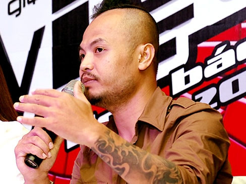 Trước phản ứng gay gắt của người hâm mộ, cho rằng Trần Lập đã đánh mất chính mình, anh chia sẻ: “Tôi nghĩ, những khán giả đã biết tôi nhiều năm sẽ không dễ bị những thông tin không rõ ràng làm lung lay. Thế hệ khán giả trẻ hơn, họ biết về tôi ít hơn nên ít nhiều họ bị tác động bởi tin tức không đúng về tôi trong thời gian này. Phản ứng dây chuyền của đám đông cứ thế diễn biến nặng dần, tự bản thân tôi không phải là người có quyền lực để bắt họ phải thế này hay thế khác.” Trước phản ứng gay gắt của người hâm mộ, cho rằng Trần Lập đã đánh mất chính mình, anh chia sẻ: “Tôi nghĩ, những khán giả đã biết tôi nhiều năm sẽ không dễ bị những thông tin không rõ ràng làm lung lay. Thế hệ khán giả trẻ hơn, họ biết về tôi ít hơn nên ít nhiều họ bị tác động bởi tin tức không đúng về tôi trong thời gian này. Phản ứng dây chuyền của đám đông cứ thế diễn biến nặng dần, tự bản thân tôi không phải là người có quyền lực để bắt họ phải thế này hay thế khác.”