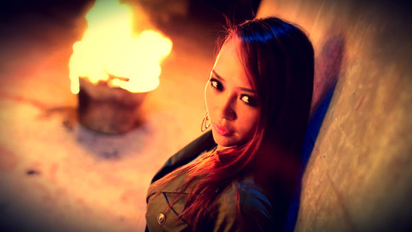 Trong MV Độc bước, khán giả trẻ còn được dịp tái ngộ Kimmese - cô gái đọc rap xuyên suốt cả bài hát và chưa từng xuất hiện cùng Đoan Trang trên bất kì sân khấu ca nhạc nào. Sau một thời gian dài tất bận với những dự án âm nhạc khác nhau, đây là dịp hiếm hoi mà Kimmese quay trở lại với vai trò rapper. Độc bướccũng đánh dấu sự hợp tác đầu tiên giữa Kimmese và nữ ca sĩ Đoan Trang.