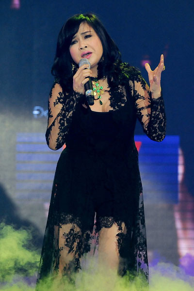 Vốn thường bị phàn nàn khi diện những trang phục sáng màu, có thiết kế chưa phù hợp độ tuổi, lần này Thanh Lam khéo chọn bộ váy đen phủ lớp ren dài bên ngoài, vừa phù hợp với tuổi tác vừa giúp chị phô bày vẻ gợi cảm, nữ tính. Kiểu váy đen ren gần đây được khá nhiều sao Việt ưa chuộng. (Theo VnE) Vốn thường bị phàn nàn khi diện những trang phục sáng màu, có thiết kế chưa phù hợp độ tuổi, lần này Thanh Lam khéo chọn bộ váy đen phủ lớp ren dài bên ngoài, vừa phù hợp với tuổi tác vừa giúp chị phô bày vẻ gợi cảm, nữ tính. Kiểu váy đen ren gần đây được khá nhiều sao Việt ưa chuộng. (Theo VnE)