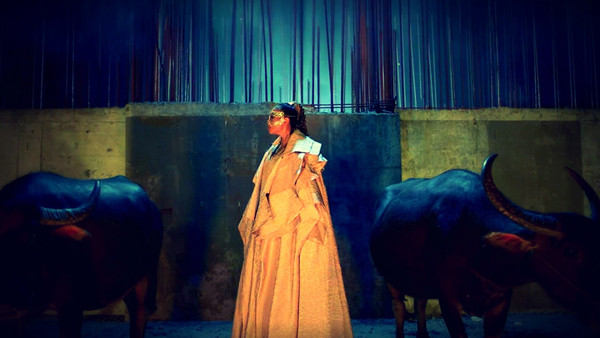 MV Độc bước bao gồm những cảnh quay đậm chất du mục, hoang dã. Đạo diễn Bon Hồ đã phần nào bộc tả được trọn vẹn hình ảnh một chiến binh Đoan Trang mạnh mẽ để phù hợp với tiết tấu và nội dung của ca khúc nói về một cô gái của kỷ nguyên mới, độc lập và cá tính, vững vàng “độc bước” trước tình yêu rời xa mình.