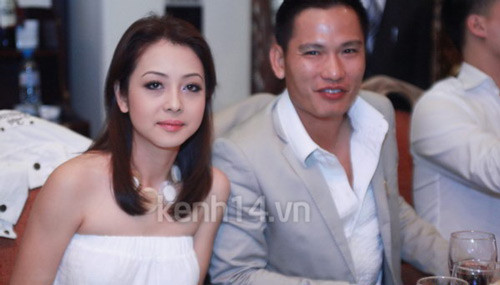 Những ngày cận Tết 2011, Jennifer Phạm tất bật với các sự kiện Tại một party cuối năm Jennifer lại sánh vai cùng "bạn trai tin đồn". Những ngày cận Tết 2011, Jennifer Phạm tất bật với các sự kiện Tại một party cuối năm Jennifer lại sánh vai cùng "bạn trai tin đồn".