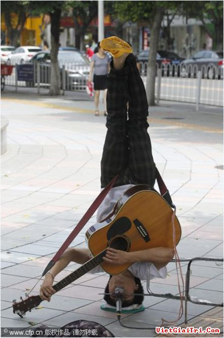 Nam thanh niên 23 tuổi cho hay, anh ta hát trong tư thế lộn ngược được 2 năm. Anh cảm thấy hạnh phúc vì được làm điều mình thích.