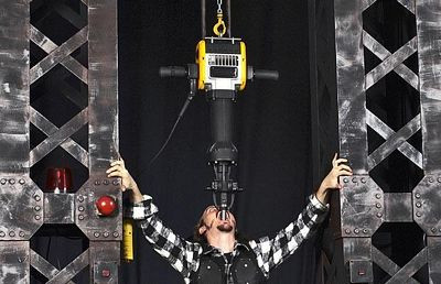 Nghệ sỹ đa tài Thomas Blackthorne người Anh khiến cả khán phòng nín thở bởi màn biểu diễn dùng lưỡi nâng máy khoan bê tông nặng 38 kg.