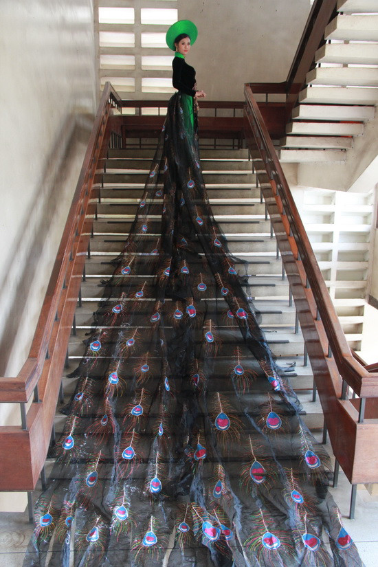 Chiếc áo dài được làm hoàn toàn bằng tay từ 39m vải nhung và đính kèm những hạt kim sa lấp lánh. NTK Nhật Dũng thiết kế chiếc áo này từ cảm hứng con công trong văn hóa người Việt. Ngọc Hân cho biết, cô cảm thấy tự hào và vinh dự khi diện lên mình bộ trang phục độc đáo này (Theo Xzone)