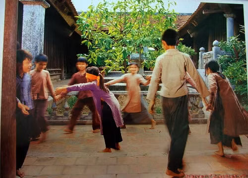 Bịt mắt bắt dê là trò chơi khá vui nhộn. Chúng ta sẽ rèn được sự khéo léo, nhanh nhạy để không bị bắt, còn người bị bịt mắt sẽ phải dựa vào thính giác và sự nhanh nhẹn để bắt được bạn chơi cùng. Mỗi đám chơi bịt mắt bắt dê luôn khiến 1 góc sân rộn ràng tiếng nói cười trẻ thơ.