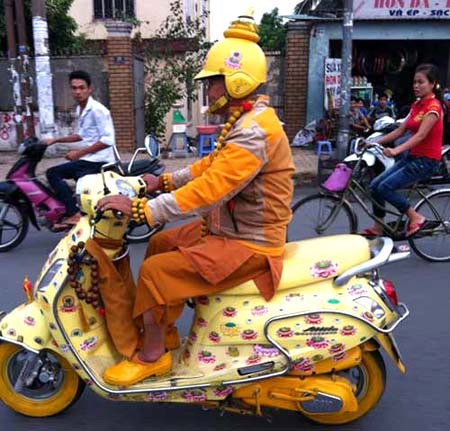 Sư ông với trang phục...toàn vàng!