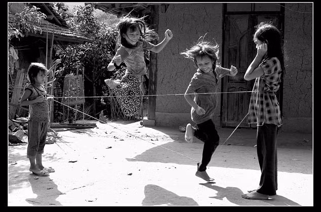 Nhảy dây thể hiện sự khéo léo nên thường được các bạn nữ ưa chuộng. Những chuỗi dây thun nhiều màu sắc trở thành trò chơi hấp dẫn 1 thời.