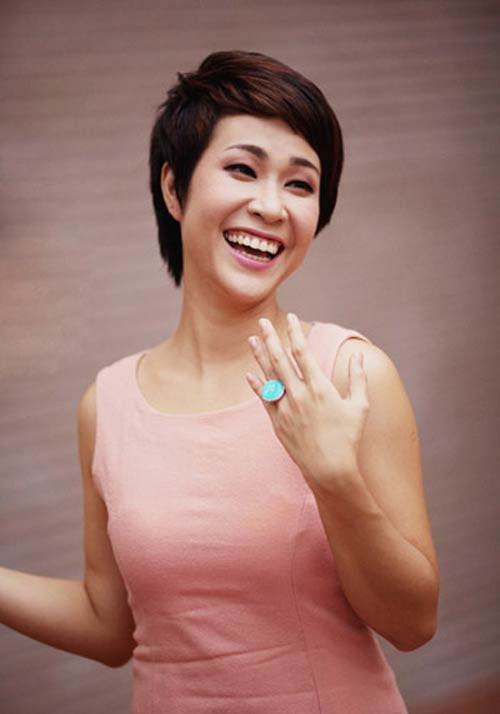 Uyên Linh chia sẻ về cảm xúc trước show diễn Mùa thu vàng: “Lần đầu tiên khi được đứng chung sân khấu với các anh chị, Linh cũng có đôi chút hồi hộp. Nhưng rồi theo thời gian, Linh cũng quen dần và tự biết rằng mỗi người có một thế mạnh riêng. Người lớn có kinh nghiệm, người trẻ có sức khoẻ và sự tươi mới. Tất cả những sự khác biệt đó tạo nên những màu sắc âm nhạc phong phú.” Uyên Linh chia sẻ về cảm xúc trước show diễn Mùa thu vàng: “Lần đầu tiên khi được đứng chung sân khấu với các anh chị, Linh cũng có đôi chút hồi hộp. Nhưng rồi theo thời gian, Linh cũng quen dần và tự biết rằng mỗi người có một thế mạnh riêng. Người lớn có kinh nghiệm, người trẻ có sức khoẻ và sự tươi mới. Tất cả những sự khác biệt đó tạo nên những màu sắc âm nhạc phong phú.”