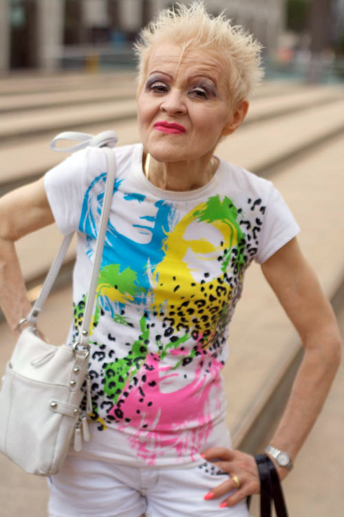 Cụ già với phong cách tom boy. Cụ già với phong cách tom boy.