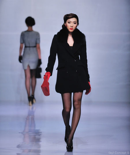 Về chuyện “không thích” đứng chụp hình cùng Ngọc Trinh, cô cho hay: “Tôi nghĩ đó là cảm giác riêng của mỗi người chứ không thuộc về công việc. Chính cá tính và quan điểm sống riêng của họ làm ảnh hưởng đến công việc. Còn Ngọc Trinh, có thể vài người trong giới không thích nhưng đứng chụp ảnh chung trong một sự kiện không phải vấn đề gì quá to tát. Tôi không có khái niệm kỳ thị hay tạo khoảng cách, khác biệt với ai cả. Tôi nghĩ, muốn người ta không kỵ mình thì mình đừng kỵ người ta trước. Tôi thấy việc đó thật nhỏ nhen.” (Theo Tiin)