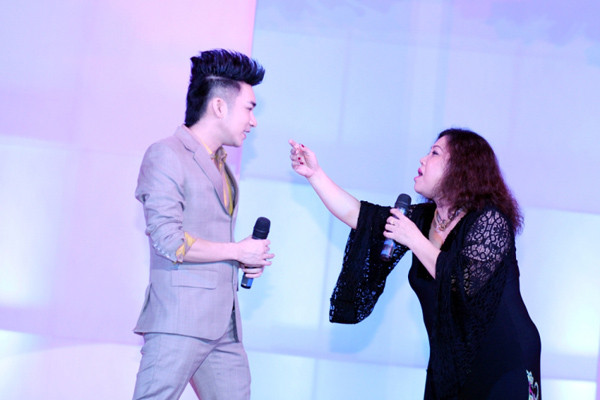 Chia sẻ về tiết mục này, hai ca sĩ tiết lộ họ dự định cùng nhau kể câu chuyện tình yêu cuồng nhiệt, rực lửa qua chùm ca khúc sôi động, đúng tinh thần "Yêu là phải máu" của chị Siu. (Theo Ngôi sao)