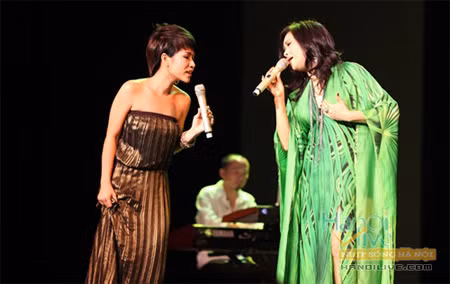 Thanh Lam bật mí về tiết mục mà chị và Uyên Linh cùng tham gia trong Giấc mơ mùa thu: “Mới hơn! Và nhuyễn hơn! Mới vì lần này ca khúc mà tôi sẽ hát song ca với Linh sẽ là ... một ca khúc Linh đã thể hiện và đã được yêu thích, nhưng với tôi đó là một trải nghiệm mới mẻ thú vị. Còn nhuyễn hơn, vì đây đã là lần thứ hai chúng tôi đứng cạnh nhau trên sân khấu, sự hiểu nhau để cùng dìu giọng nhau sao cho đạt hiệu quả cao nhất sẽ tốt hơn.” (Theo VTC News)