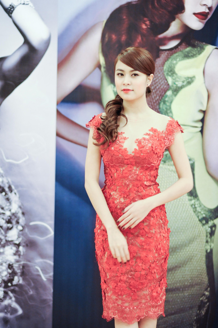 Diện váy ren đỏ rực kết hợp kiểu tóc buộc đơn giản, nhưng nữ ca sĩ trẻ Hoàng Thùy Linh vẫn hết sức gợi cảm tại buổi họp báo ra mắt mini album "Rơi" diễn ra tối 11/10 tại khách sạn Melia - Hà Nội.