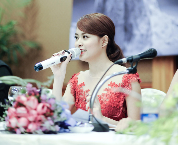 Chiếc váy Hoàng Thùy Linh mặc hết sức tinh xảo, giống như hàng trăm cánh hoa mỏng.