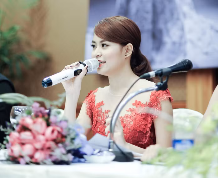 Chiếc váy Hoàng Thùy Linh mặc hết sức tinh xảo, giống như hàng trăm cánh hoa mỏng.