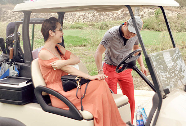 Jennifer cũng cùng anh sát cánh trong cuộc sống hằng ngày. Jennifer cũng cùng anh sát cánh trong cuộc sống hằng ngày.