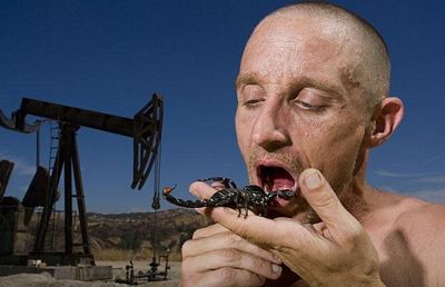 Dean Sheldon có thể ngậm một con bọ cạp dài 17,78cm trong miệng với thời gian 18 giây.