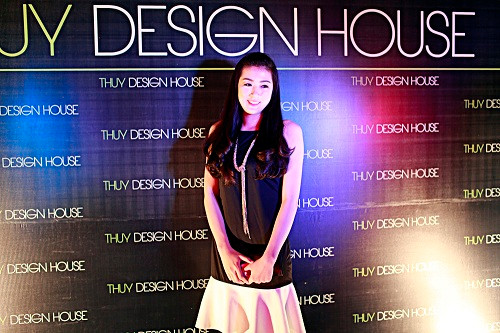 Với danh hiệu Á hậu 1 từ cuộc thi Hoa hậu Việt Nam 2012, Tú Anh rất đắt show. Với danh hiệu Á hậu 1 từ cuộc thi Hoa hậu Việt Nam 2012, Tú Anh rất đắt show.