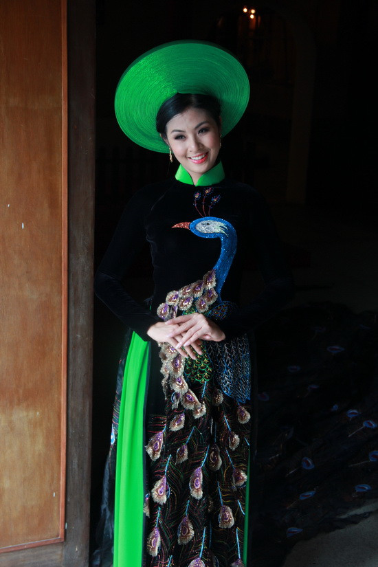 Tại Bảo tàng Phụ nữ Nam bộ, TP.HCM Hoa hậu Việt Nam 2010 – Ngọc Hân hút hồn người đối diện bởi vẻ đẹp nề nã và duyên dáng khi diện chiếc áo dài 15,1m thêu công ấn tượng. Đây là tâm điểm của bộ sưu tập áo dài mới nhất mà nhà thiết kế Nhật Dũng trao tặng Bảo tàng Phụ nữ Nam bộ nhân dịp chào mừng chào mừng ngày Phụ nữ Việt Nam 20.10.2012.