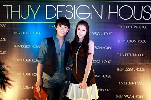 Cô tươi cười chụp ảnh lưu niệm cùng các vị khách mời. Cô tươi cười chụp ảnh lưu niệm cùng các vị khách mời.