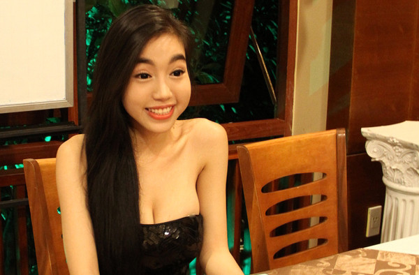 Nhân dịp đến Mũi Né, cô đã tranh thủ giới thiệu với bạn bè về một số đặc sản của Việt Nam và tặng quà cho từng người. Nhân dịp đến Mũi Né, cô đã tranh thủ giới thiệu với bạn bè về một số đặc sản của Việt Nam và tặng quà cho từng người.