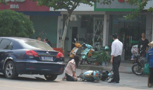 Những bức ảnh về cảnh một cô gái bị bắt quỳ trên đường sau vụ tai nạn nhẹ đã khiến cư dân mạng Trung Quốc phẫn nộ. Sau khi được lan truyền với tốc độ chóng mặt trên Internet, bức ảnh khiến cư dân mạng Trung Quốc bất bình và cảm thấy bị xúc phạm. Họ kêu gọi giới chức tìm ra danh tính của người chủ xe để xử phạt hành động sỉ nhục người khác này. Những bức ảnh về cảnh một cô gái bị bắt quỳ trên đường sau vụ tai nạn nhẹ đã khiến cư dân mạng Trung Quốc phẫn nộ. Sau khi được lan truyền với tốc độ chóng mặt trên Internet, bức ảnh khiến cư dân mạng Trung Quốc bất bình và cảm thấy bị xúc phạm. Họ kêu gọi giới chức tìm ra danh tính của người chủ xe để xử phạt hành động sỉ nhục người khác này.