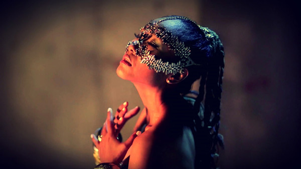 Trước đó, ca khúc Độc Bước cũng từng được Đoan Trang trình diễn trong chương trình Âm Nhạc Bước Nhảy tháng 7 và Nhịp Cầu Âm Nhạc tháng 9 và nhận lại những phản hồi khá tốt. Đây cũng là một trong những ca khúc chủ đạo của Đoan Trang trong những dự án âm nhạc sắp tới sau quãng thời gian nghỉ ngơi “trăng mật”.