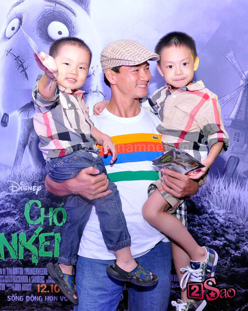 Rất hiếm khi danh hài Xuân Bắc đưa cả vợ và hai cậu quý tử lộ diện trước báo giới nhưng tối qua, anh đã phá lệ, đựa cả gia đình đi xem ra mắt bộ phim "Chó ma - Frankenweenie". Rất hiếm khi danh hài Xuân Bắc đưa cả vợ và hai cậu quý tử lộ diện trước báo giới nhưng tối qua, anh đã phá lệ, đựa cả gia đình đi xem ra mắt bộ phim "Chó ma - Frankenweenie".