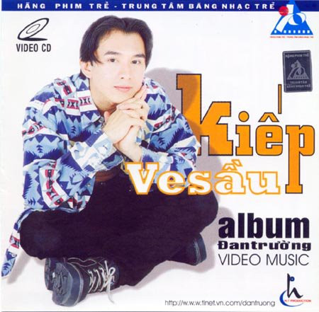 "Anh Bo" thời "Kiếp ve sầu" với khuôn mặt trẻ măng và mái tóc trứ danh từng "làm mưa làm gió" trong giới trẻ 1 thời. "Anh Bo" thời "Kiếp ve sầu" với khuôn mặt trẻ măng và mái tóc trứ danh từng "làm mưa làm gió" trong giới trẻ 1 thời.