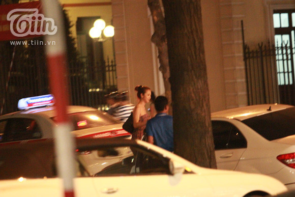 Và thường xuyên thể hiện sự ga-lăng bằng cách đưa đón Hoa hậu.. Và thường xuyên thể hiện sự ga-lăng bằng cách đưa đón Hoa hậu..