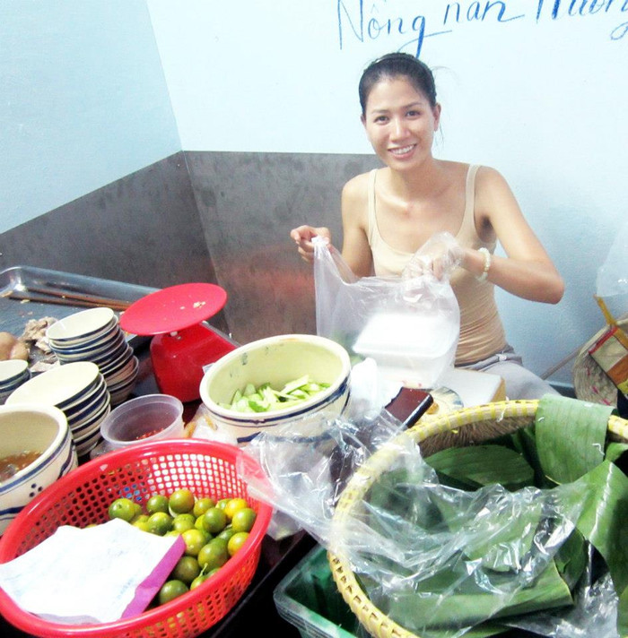 Bà chủ quán bún đậu - người mẫu Trang Trần.