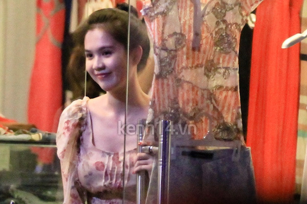 Cuối tuần qua, Ngọc Trinh xuất hiện tại một cửa hàng thời trang trên đường Nguyễn Văn Cừ. Nhưng điều bất ngờ là "Nữ hoàng nội y" không phải đến mua hàng, mà là... phụ bán hàng cho người chị là chủ shop.