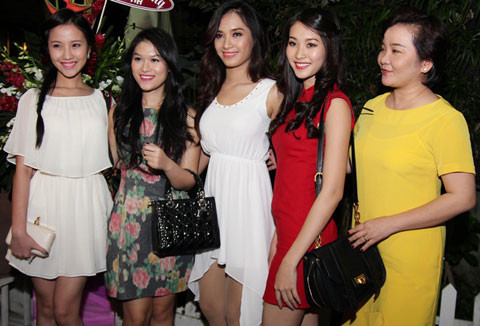 Hoa hậu Thu Thảo từng là bạn thân của Ái Phương khi học cùng trường đào tạo hoa hậu người mẫu, tại TP HCM. Hoa hậu thu hút mọi ánh nhìn với nụ cười rạng rỡ và thần sắc tươi tắn. (Theo VnE) .