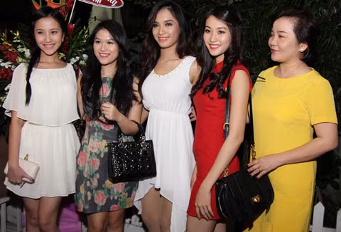 Hoa hậu Thu Thảo từng là bạn thân của Ái Phương khi học cùng trường đào tạo hoa hậu người mẫu, tại TP HCM. Hoa hậu thu hút mọi ánh nhìn với nụ cười rạng rỡ và thần sắc tươi tắn. (Theo VnE) .