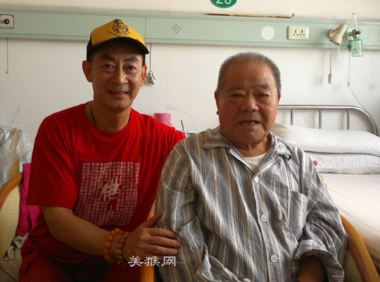 Lục Tiểu Linh Đồng thăm Thiết Ngưu đóng Di Lặc phật, ảnh chụp năm 2012