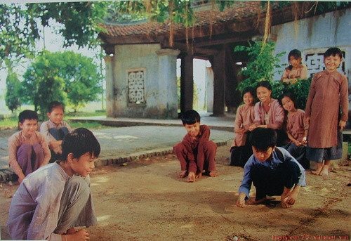 Chơi bi hay còn gọi là bắn bi, đánh bi... Tuổi thơ ai cũng từng háo hức trước những viên bi đủ sắc màu bằng đất nung quét sơn hoặc sau này là bằng thủy tinh màu. Chơi bi hay còn gọi là bắn bi, đánh bi... Tuổi thơ ai cũng từng háo hức trước những viên bi đủ sắc màu bằng đất nung quét sơn hoặc sau này là bằng thủy tinh màu.