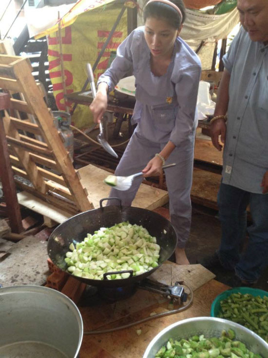 Tuy nhiên, với bạn bè, người thân của cô, chuyện này cũng không gây cho họ quá nhiều sự bất ngờ, bởi từ khá lâu, chỗ của Trang Trần mỗi ngày cuối tuần là tại các ngôi chùa.