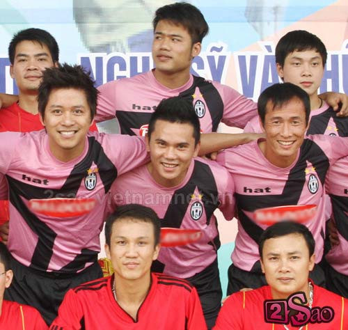 Nam ca sỹ "Cầu vồng khuyết" thể hiện tinh thần thể thao cao độ dù trời nắng nhưng vẫn quyết ra sân cùng đồng đội - ca sỹ Anh Tú khi tham gia thi đấu giao hữu. (Theo 2sao) Nam ca sỹ "Cầu vồng khuyết" thể hiện tinh thần thể thao cao độ dù trời nắng nhưng vẫn quyết ra sân cùng đồng đội - ca sỹ Anh Tú khi tham gia thi đấu giao hữu. (Theo 2sao)