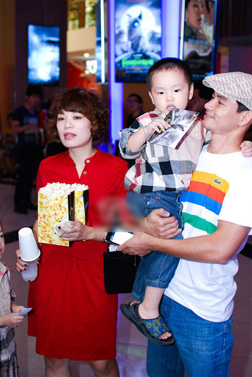 Gia đình hạnh phúc của danh hài luôn là hình mẫu lý tưởng của một gia đình showbiz. (Theo 2sao) Gia đình hạnh phúc của danh hài luôn là hình mẫu lý tưởng của một gia đình showbiz. (Theo 2sao)