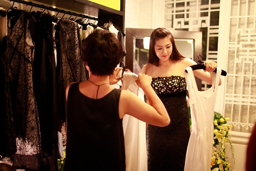 Á hậu băn khoăn trước sức hút của những bộ đồ khác nhau. Á hậu băn khoăn trước sức hút của những bộ đồ khác nhau.