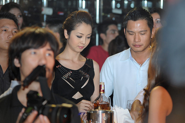 Jennifer đã được người yêu cầu hôn vào tháng 3 vừa qua trong chuyến du lịch Monaco, tuy nhiên, người đẹp vẫn chưa có ý định tái hôn. Jennifer đã được người yêu cầu hôn vào tháng 3 vừa qua trong chuyến du lịch Monaco, tuy nhiên, người đẹp vẫn chưa có ý định tái hôn.