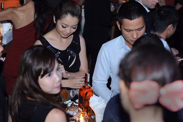 Đi cùng Hoa hậu tới event là bạn trai của cô. Dù đứng bên nhau trong suốt event nhưng khi thấy mọi ống kính hướng về phía mình, cả hai đều cố gắng tránh có những cử chỉ thân mật.