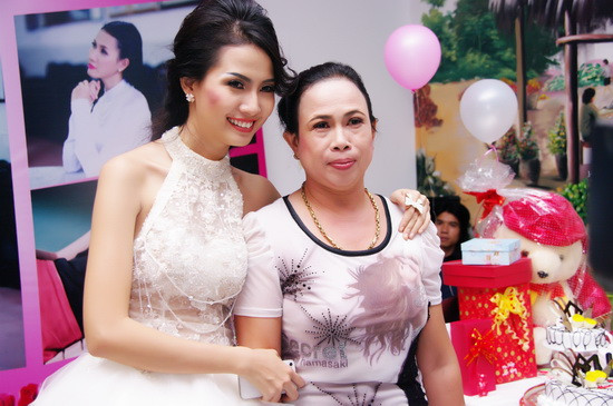 Sự có mặt của mẹ Phan Thị Mơ thu hút sự chú ý hơn cả, bởi đây là lần đầu tiên người đẹp giới thiệu phụ mẫu trước bạn bè và công chúng. Phan Thị Mơ cho biết, mẹ cô đã lặn lội từ tận miền Tây lên Sài Gòn chỉ để chúc mừng con gái thêm tuổi mới. (Theo Xzone)