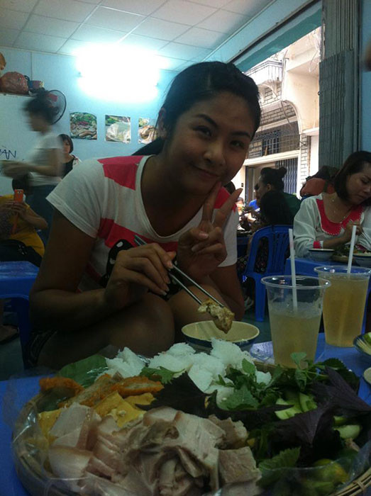 Trang Khàn đã nhận được sự ủng hộ của nhiều người ngay trong ngày đầu khai trương. Thậm chí, một số nghệ sỹ cũng đến mở hàng cho Trang Trần để cô "buôn may bán đắt" như ca sỹ Hải Yến, Hoa hậu Ngọc Hân... (Theo Kiến thức) Trang Khàn đã nhận được sự ủng hộ của nhiều người ngay trong ngày đầu khai trương. Thậm chí, một số nghệ sỹ cũng đến mở hàng cho Trang Trần để cô "buôn may bán đắt" như ca sỹ Hải Yến, Hoa hậu Ngọc Hân... (Theo Kiến thức)