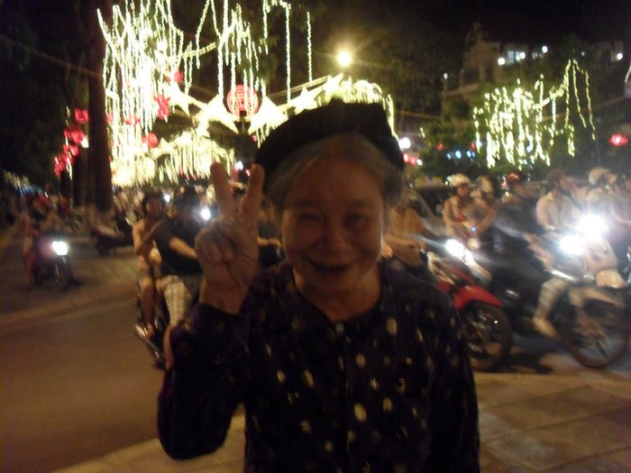 Chụp ảnh với bàn tay tạo dáng chữ V đang là trào lưu hot của các cụ. Chụp ảnh với bàn tay tạo dáng chữ V đang là trào lưu hot của các cụ.