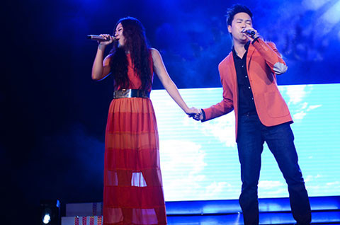 Cả hai tự nhiên thể hiện tình cảm khi hòa nhịp vào ca khúc "Tình yêu tôi hát". Sự kết hợp của đôi tình nhân trẻ khiến khán giả vỗ tay nhiệt liệt. (Theo VnE)