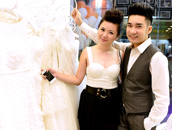 Nam ca sĩ Quang Hà tình tứ cùng người yêu Thu Hà tới dự buổi ra mắt cửa hàng áo cưới của 'đàn em' Zu Hiếu Thuận. Nam ca sĩ Quang Hà tình tứ cùng người yêu Thu Hà tới dự buổi ra mắt cửa hàng áo cưới của 'đàn em' Zu Hiếu Thuận.