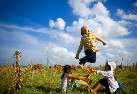 Trò chơi trồng nụ trồng hoa - một trò chơi phổ biến của các bạn gái. Chỉ cần 1 khoảng không gian, 2 người bạn và 1 chút khéo léo chúng ta đã có 1 trò chơi rất vui.